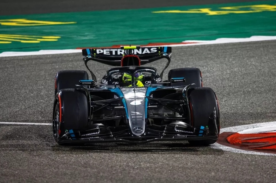 包含梅赛德斯横扫哈斯车队，汉密尔顿高光表现的词条