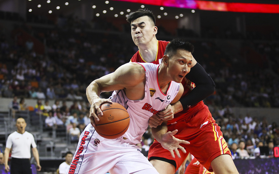 广州队险胜北京队，麦科勒姆统治全场