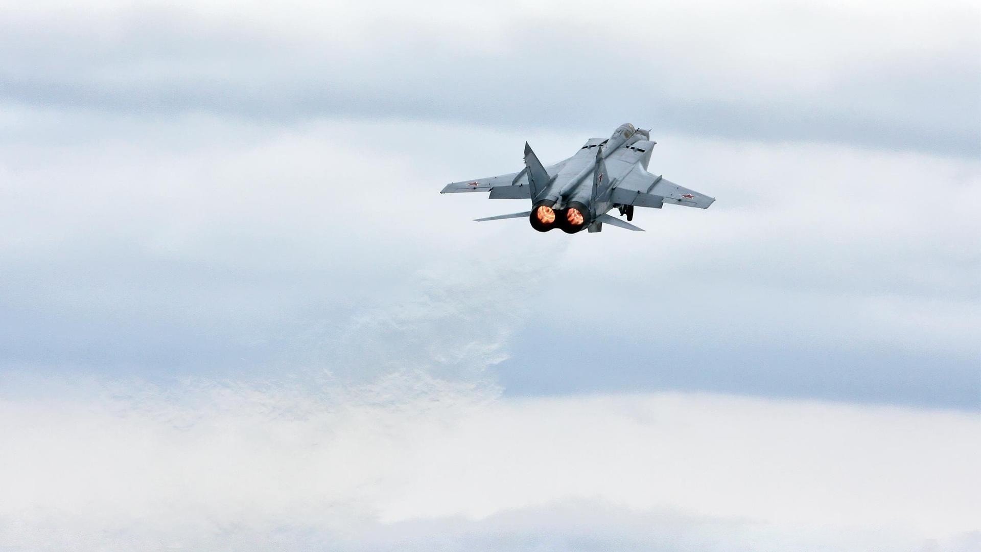 当马德里竞技的暗红色，遇上高地的深蓝，姆巴佩在平行时空的生死战